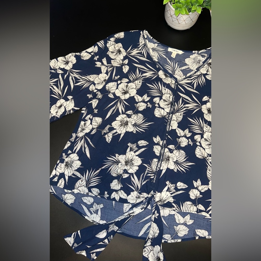 Como Blu Blue & White Floral Tie Front, Bell sleeved Blouse Size Large EUC